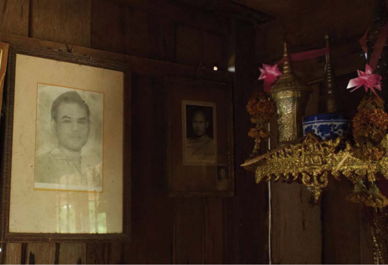 An old framed fight photograph on the raft-house wall