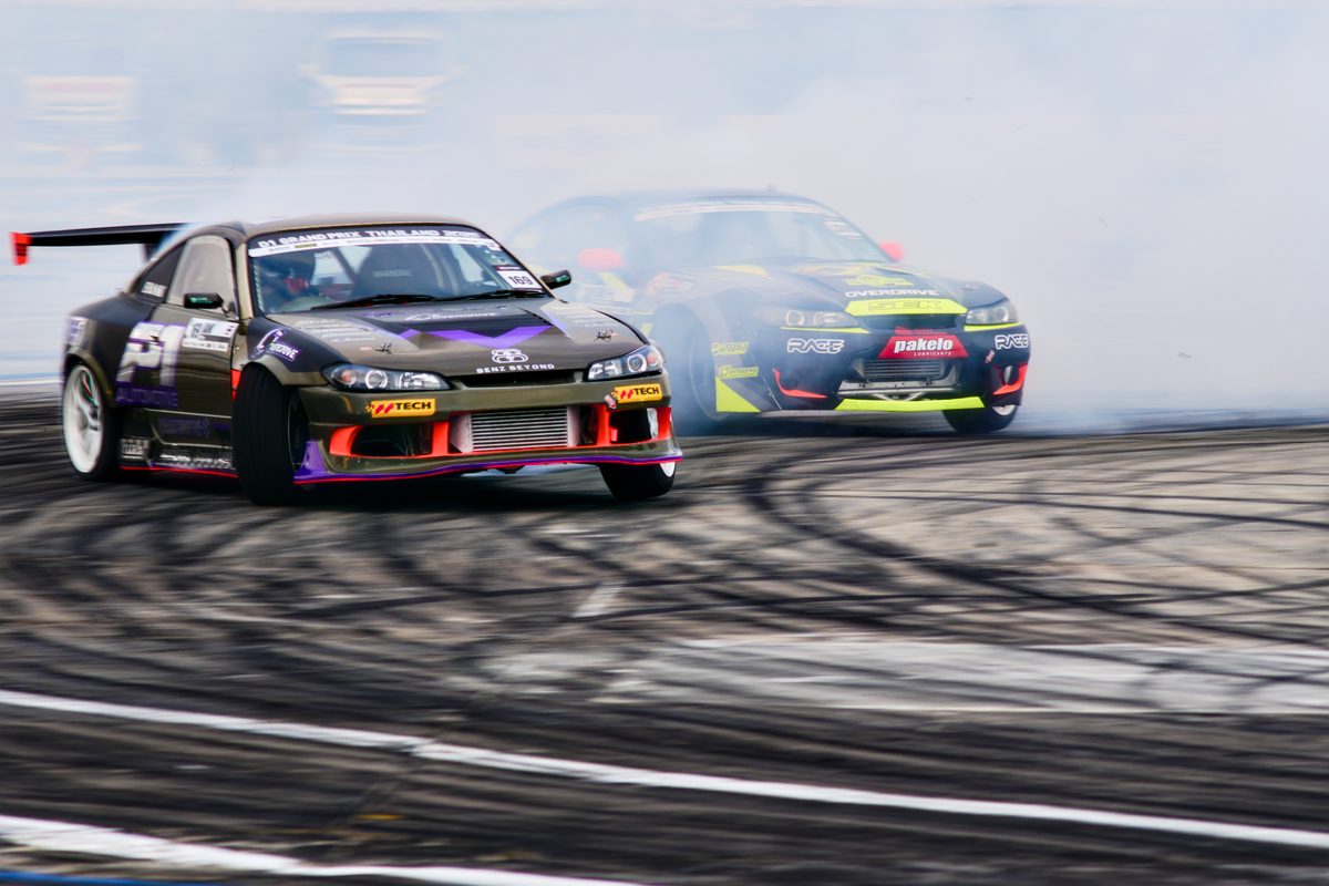 Purple S15 leading a tandem run, smoke trailing
